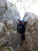 68 Ripida discesa da rocciosa strettoia